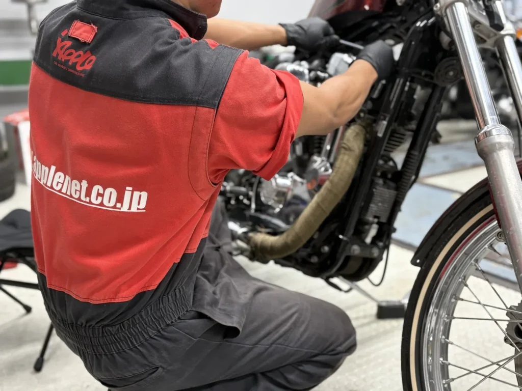 バイクの整備作業をする国家資格保有整備士